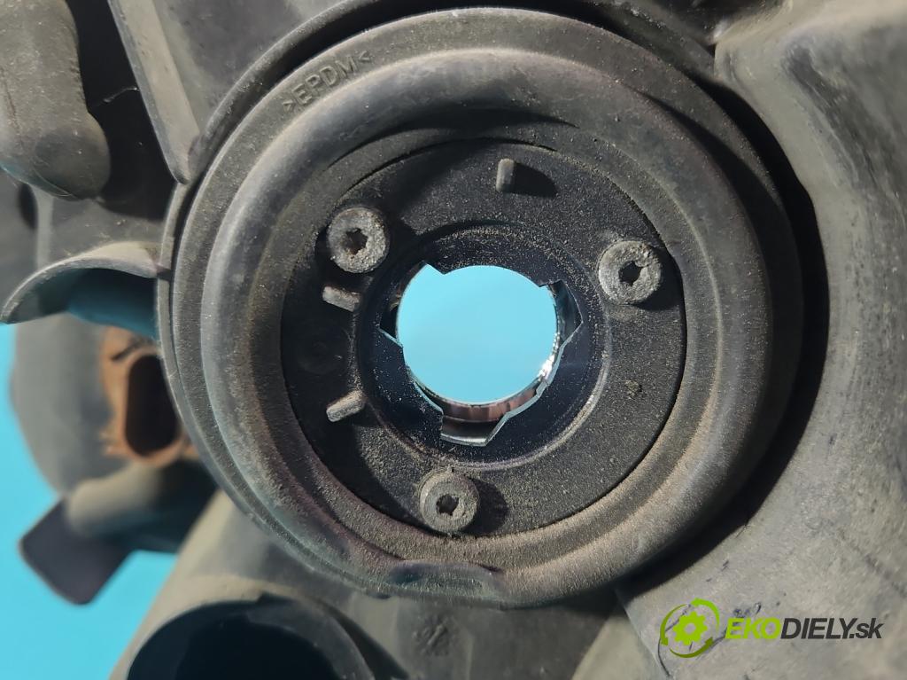 Chrysler Voyager V 2007-2016 3.8 V6 215KM automatic 158 kW 3778 cm3 5- Reflektor: pravý  (Svetlo predné pravé)