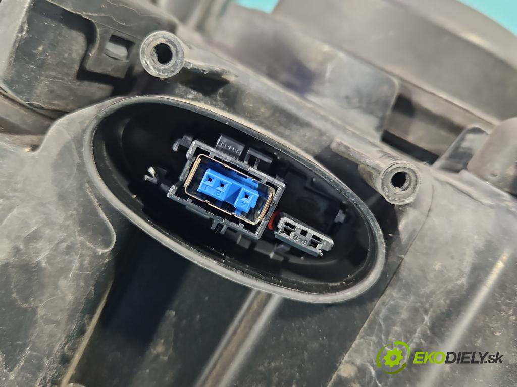 Chrysler Voyager V 2007-2016 3.8 V6 215KM automatic 158 kW 3778 cm3 5- Reflektor: pravý  (Svetlo predné pravé)