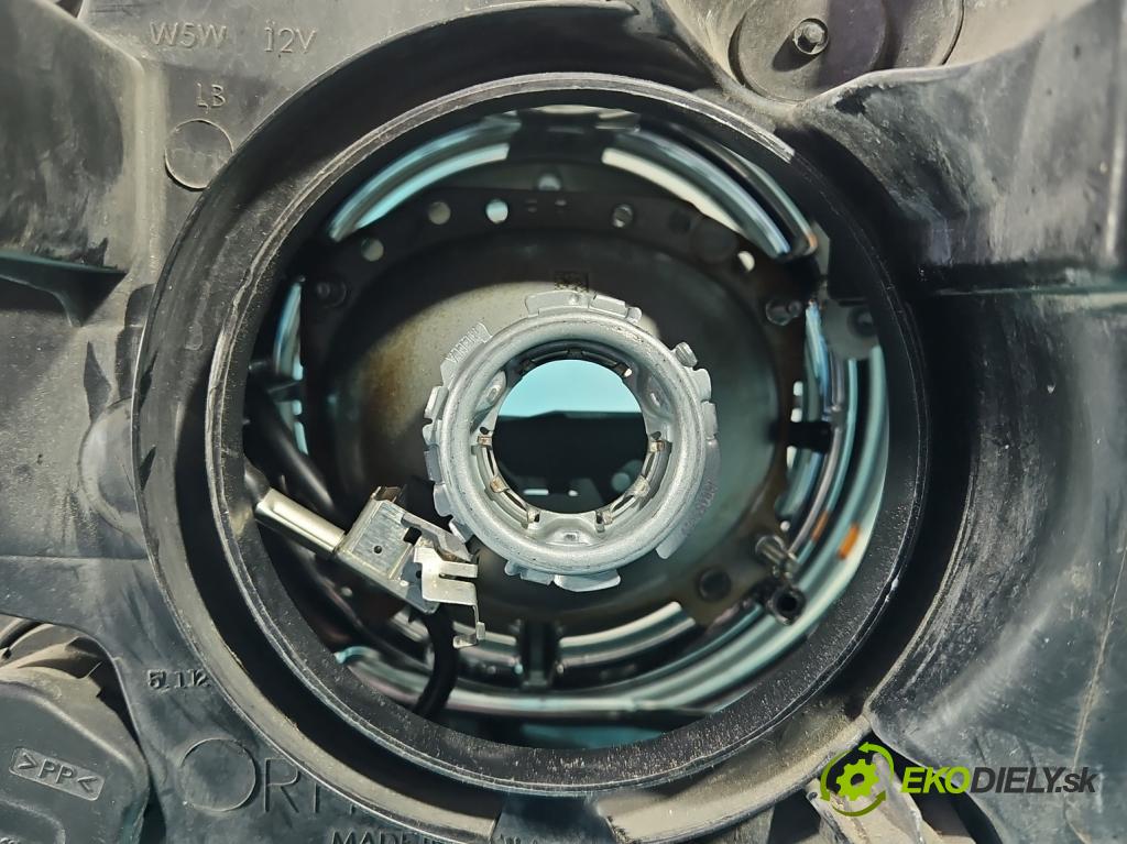 Chrysler Voyager V 2007-2016 3.8 V6 215KM automatic 158 kW 3778 cm3 5- Reflektor: pravý  (Svetlo predné pravé)