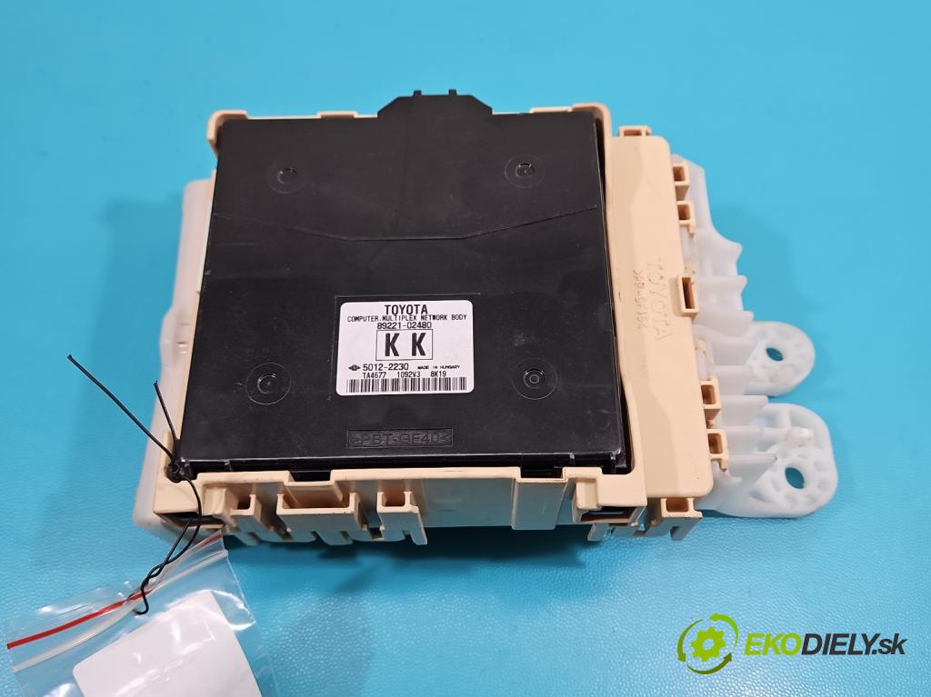 Toyota Auris II 2012-2018 1.6 16V 132 hp manual 97 kW 1598 cm3 5- skříňka pojistková 89221-02480 (Pojistkové skříňky)