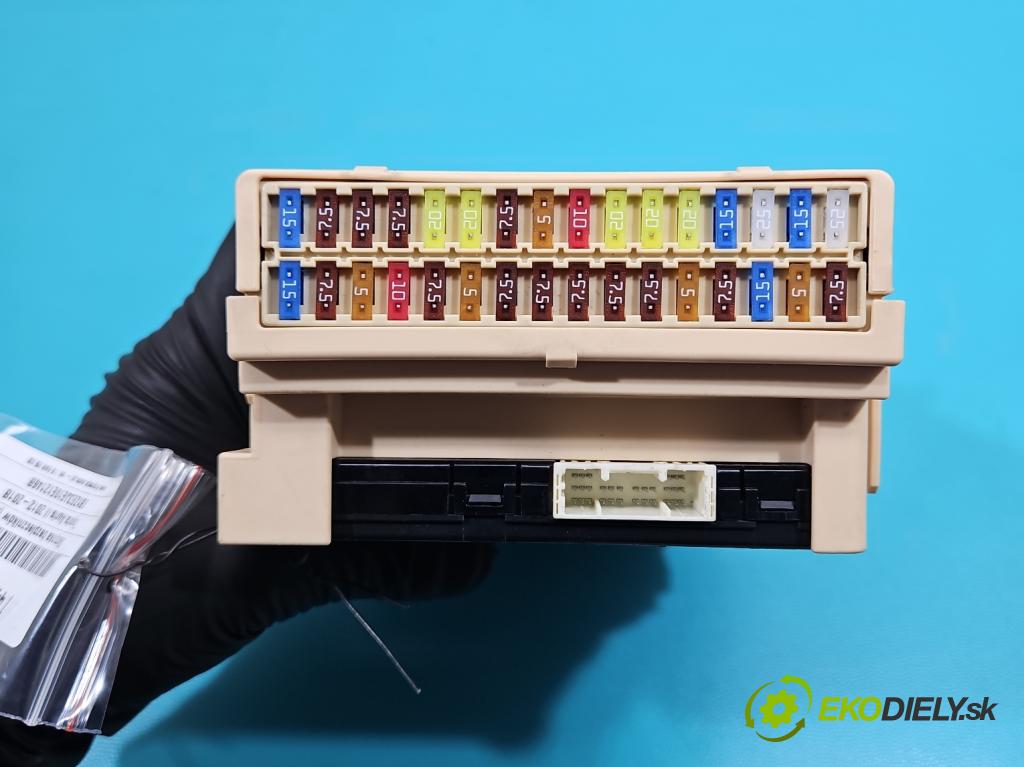 Toyota Auris II 2012-2018 1.6 16V 132 hp manual 97 kW 1598 cm3 5- skříňka pojistková 89221-02480 (Pojistkové skříňky)