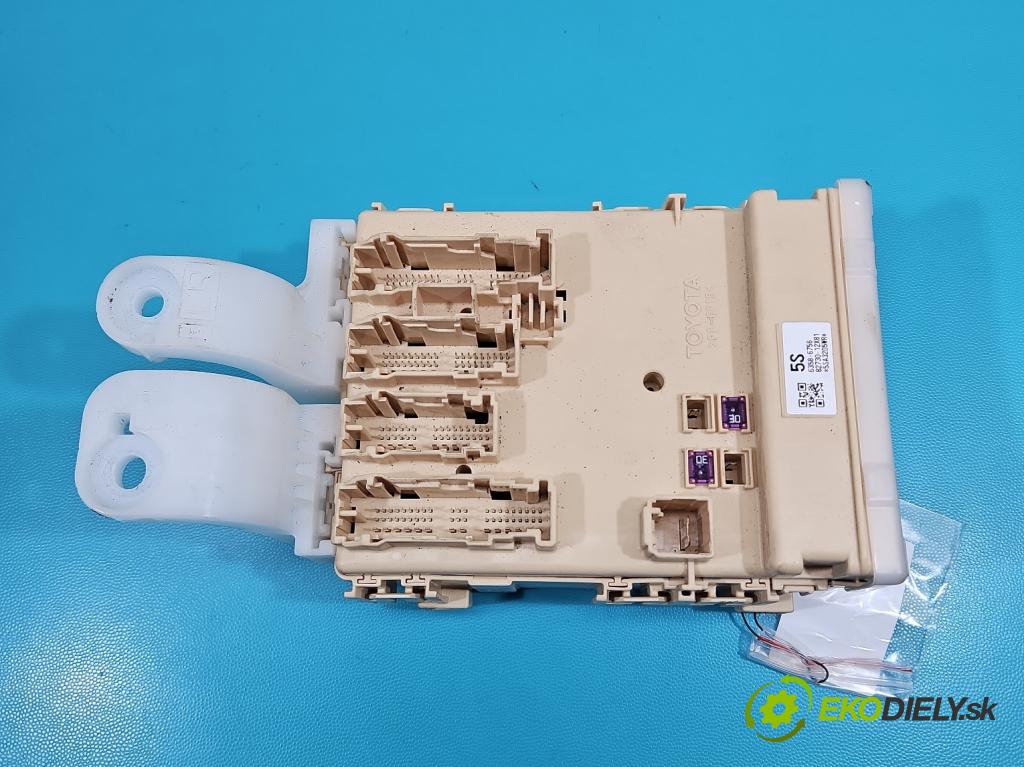 Toyota Auris II 2012-2018 1.6 16V 132 hp manual 97 kW 1598 cm3 5- skříňka pojistková 89221-02480 (Pojistkové skříňky)