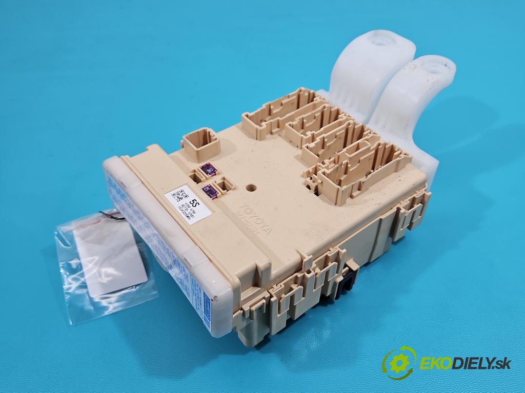 Toyota Auris II 2012-2018 1.6 16V 132 hp manual 97 kW 1598 cm3 5- skříňka pojistková 89221-02480 (Pojistkové skříňky)