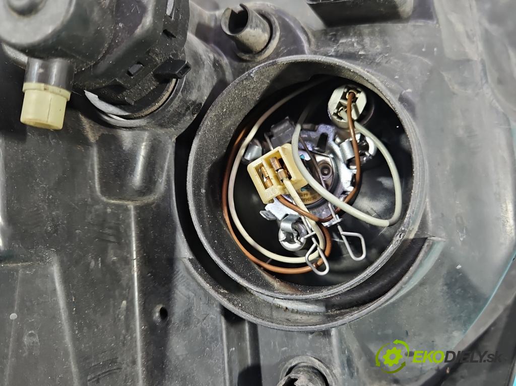 Renault Clio II 1998-2012 1,2.0 16V 75 HP manual 55 kW 1149 cm3 5- Reflektor: pravý  (Svetlo predné pravé)