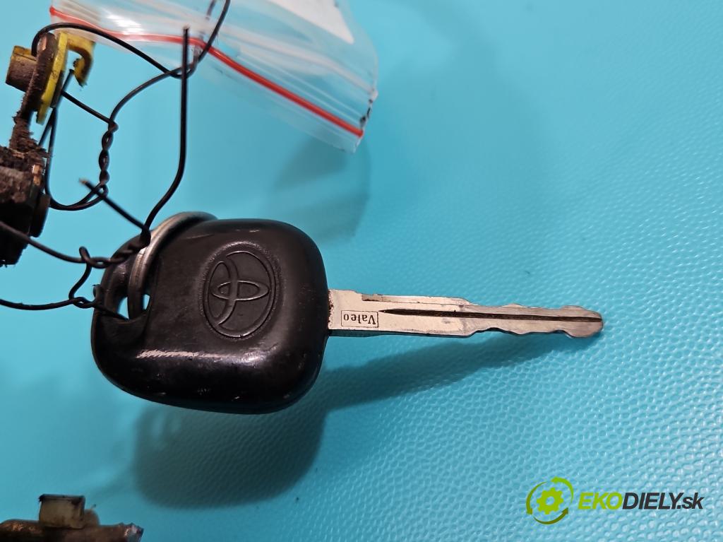 Toyota Yaris I 1999-2005 1.0 vvti 68 HP manual 50 kW 998 cm3 5- rukoväť predné ľavé mimo:  (Vonkajšie predné ľavé)