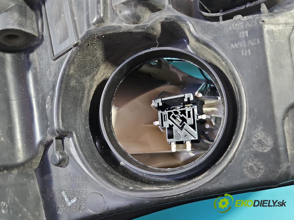 Ford Focus Mk3 2010-2018 1.0 ECOBOOST: 101 HP manual 74 kW 998 cm3 5- Reflektor: pravý BM51-13W029-AK (Svetlo predné pravé)