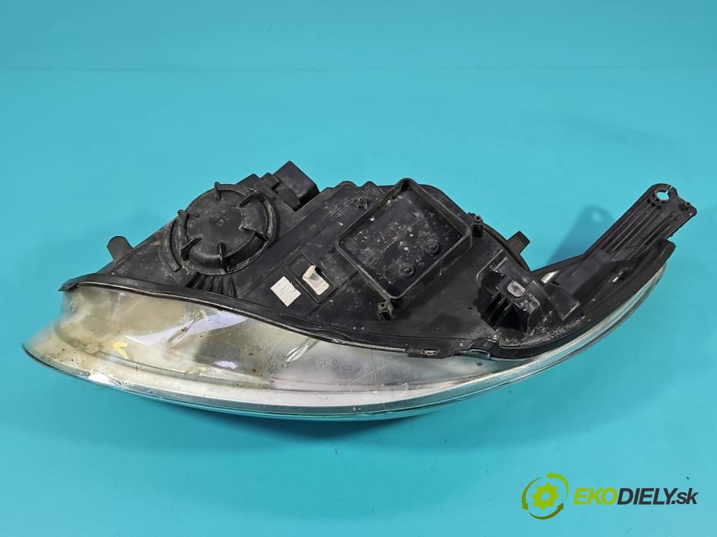 Ford Focus Mk3 2010-2018 1.0 ECOBOOST: 101 HP manual 74 kW 998 cm3 5- Reflektor: pravý BM51-13W029-AK (Svetlo predné pravé)