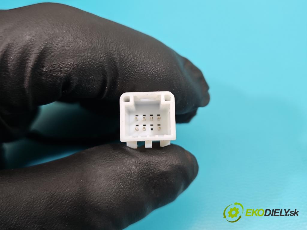 Dacia Sandero II 2012-2020 1.2 16V 75 HP manual 55 kW 1149 cm3 5- zrkadlo pravé  (Kľučka dverí ostatné)