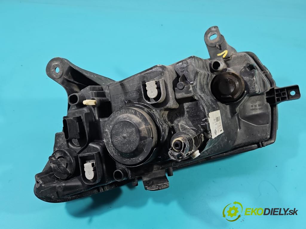 Dacia Sandero II 2012-2020 1,2.0 16V 75 HP manual 55 kW 1149 cm3 5- Reflektor: pravý 260105344R (Svetlo predné pravé)