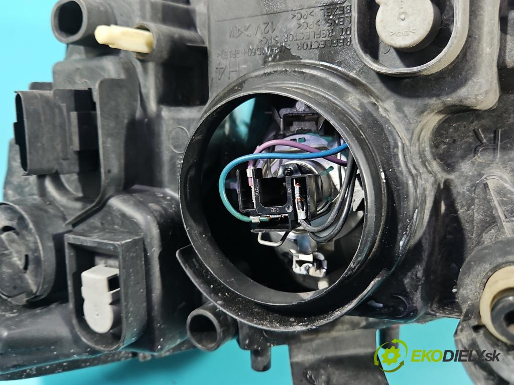 Dacia Sandero II 2012-2020 1,2.0 16V 75 HP manual 55 kW 1149 cm3 5- Reflektor: pravý 260105344R (Svetlo predné pravé)