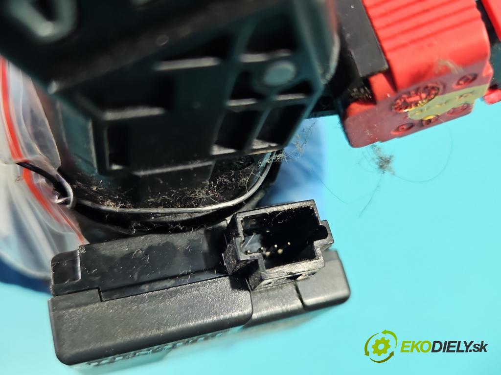 Dacia Sandero II 2012-2020 1.1 16V 75 HP manual 55 kW 1149 cm3 5- Spínačka 285916556R (Spínacia skrinka)