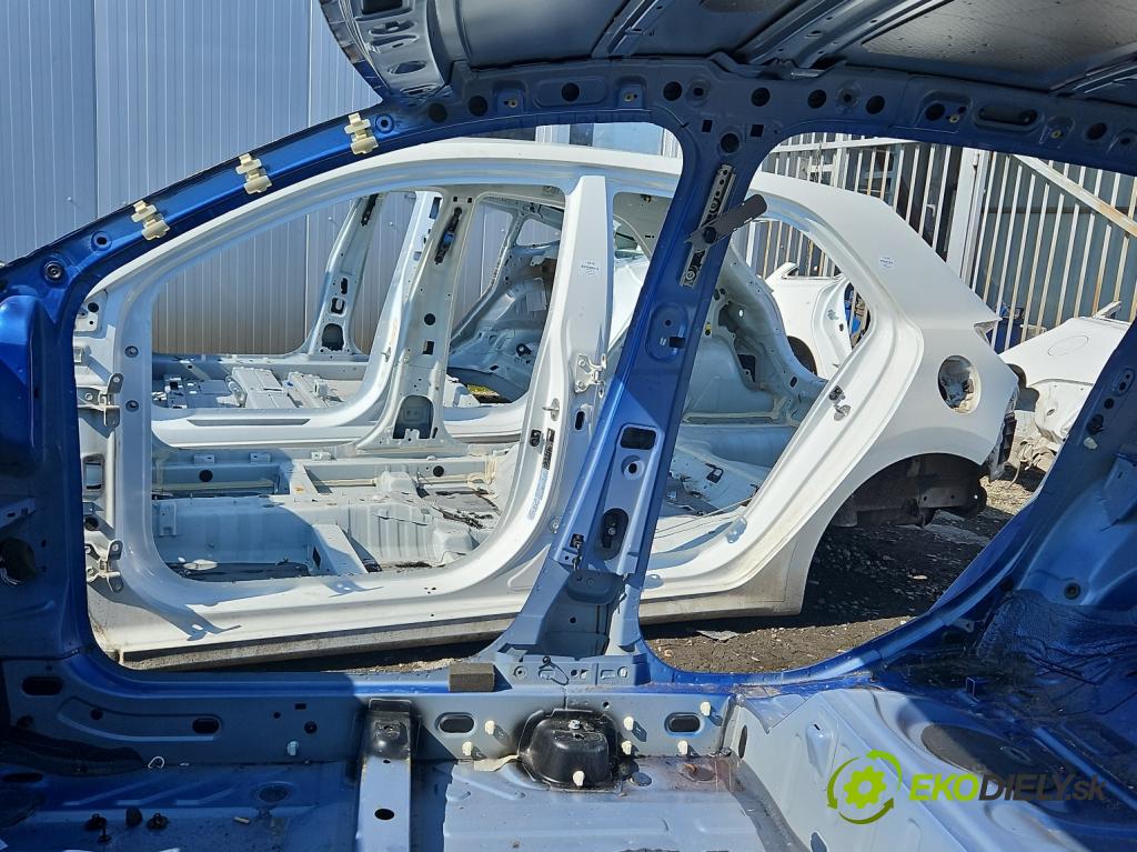 Dacia Sandero II 2012-2020 1.1 16V 75 HP manual 55 kW 1149 cm3 5- Práh: pravý  (Karoséria ostatné)