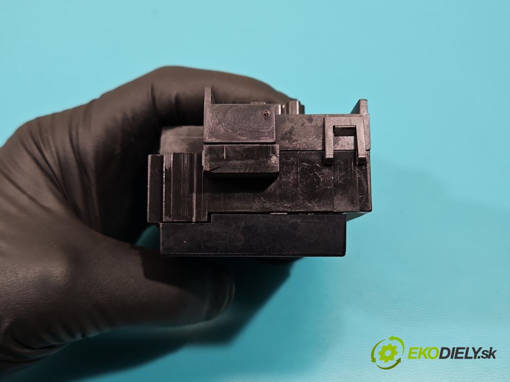 Vw Passat B7 2010-2014 2.0 tdi 140 HP manual 103 kW 1968 cm3 5- Spínačka 3C0905843AD (Spínacia skrinka)