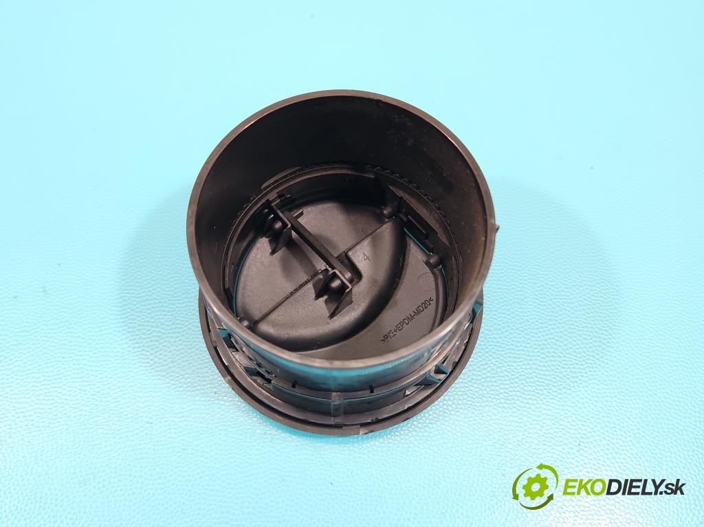 Dacia Duster I 2010-2018 1.6 16V 105 HP manual 77 kW 1598 cm3 5- Mřížka: kúrenia stredová 87606726 (Mriežka kúrenia (fukár))