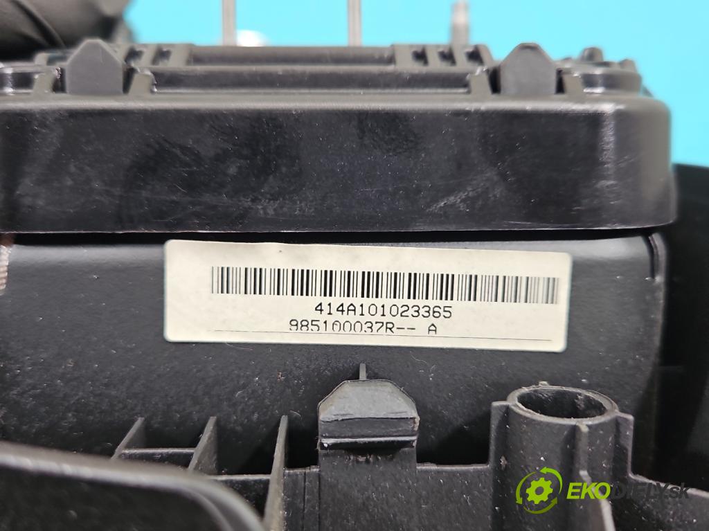 Dacia Duster I 2010-2018 1.6 16V 105 HP manual 77 kW 1598 cm3 5- airbag vzduch: Řidiči: 985100037R (Airbag)