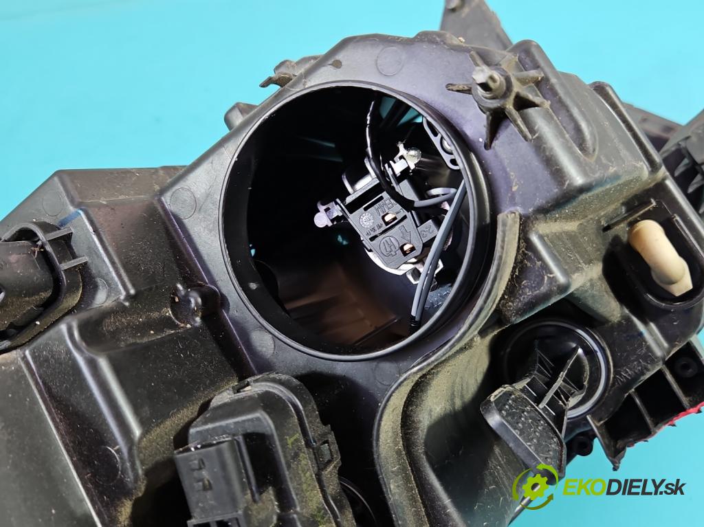 Dacia Sandero III 2020- 1.0 SCe: 91 KM manual 67 kW 999 cm3 5- Reflektor: pravý 260107920R (Svetlo predné pravé)