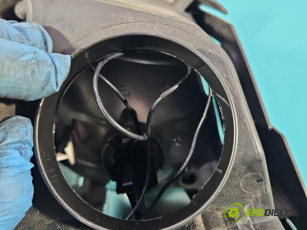 Vw Passat B6 2005-2010 1.9 tdi 105 HP manual 77 kW 1896 cm3 4- Reflektor: pravý 3C0941006J (Svetlo predné pravé)