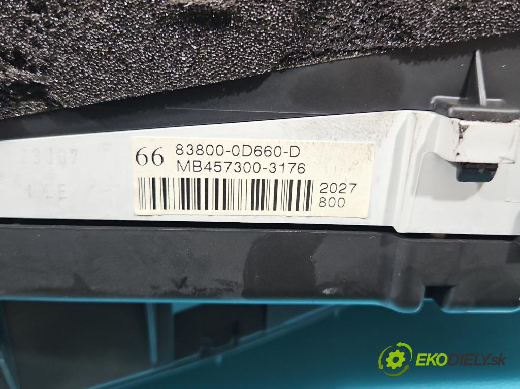 Toyota Yaris II 2005-2011 1.0 vvti 69KM manual 51 kW 998 cm3 5- prístrojovka/ budíky 83800-0D660-D (Prístrojová doska, displej)