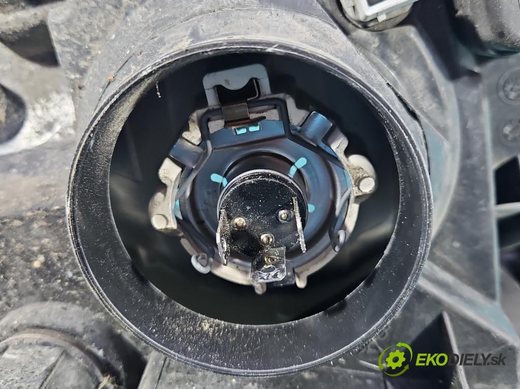 Toyota Yaris II 2005-2011 1.0 vvti 69KM manual 51 kW 998 cm3 5- Reflektor: pravý 81110-0D120 (Svetlo predné pravé)