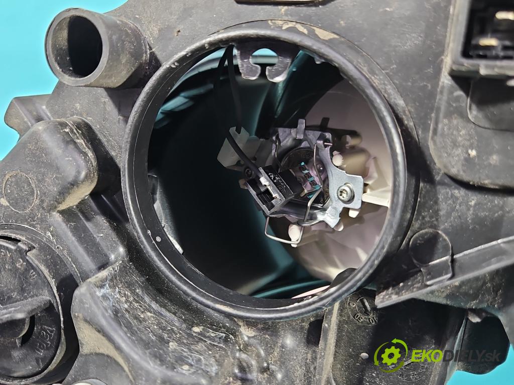 Citroen C4 I 2004-2011 1.6 16V 109 HP manual 80 kW 1587 cm3 3- Reflektor: pravý  (Svetlo predné pravé)