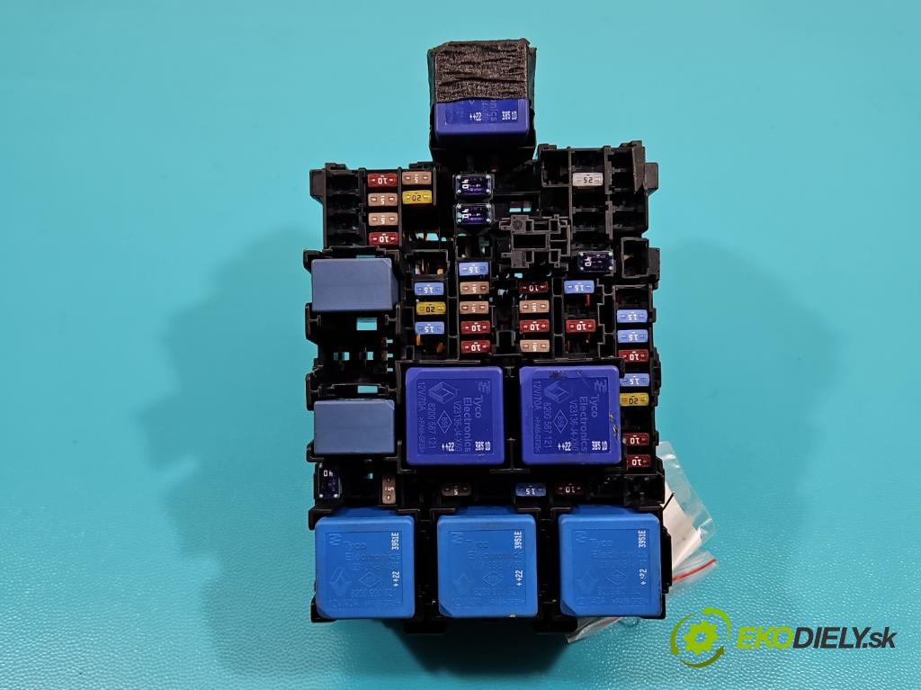 Dacia Sandero III 2020- 1.0 SCe 91KM manual 67 kW 999 cm3 5- skříňka pojistková  (Pojistkové skříňky)