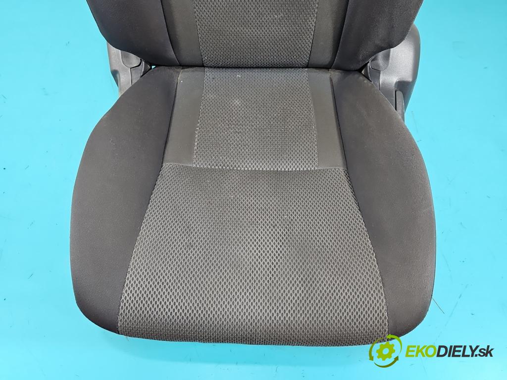 Toyota Rav4 II 2000-2005 2.0 D4D 116 HP manual 85 kW 1995 cm3 5- Sedačka ľavý  (Sedačka, sedadlo)