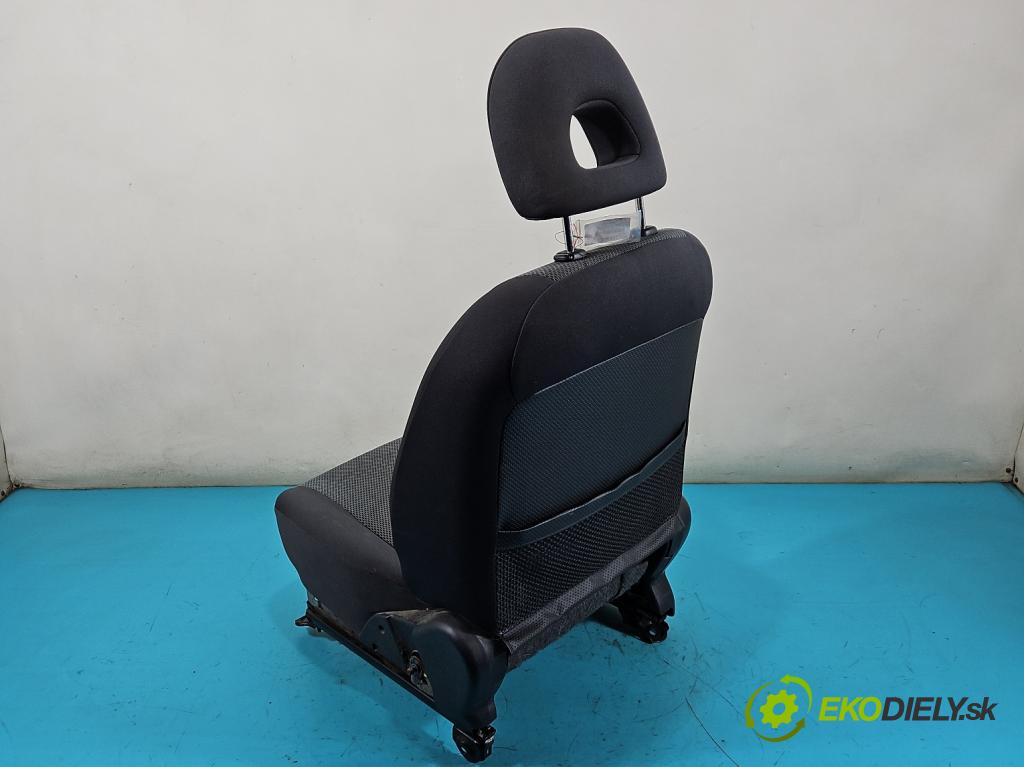 Toyota Rav4 II 2000-2005 2.0 D4D 116 HP manual 85 kW 1995 cm3 5- Sedačka pravý  (Sedačka, sedadlo)