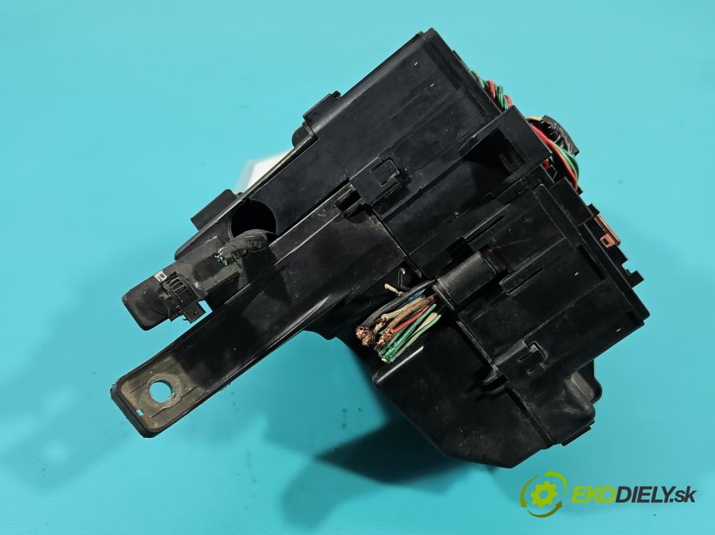 Toyota Yaris II 2005-2011 1.0 vvti 69KM manual 51 kW 998 cm3 5- skříňka pojistková 7178 R0A2 (Pojistkové skříňky)