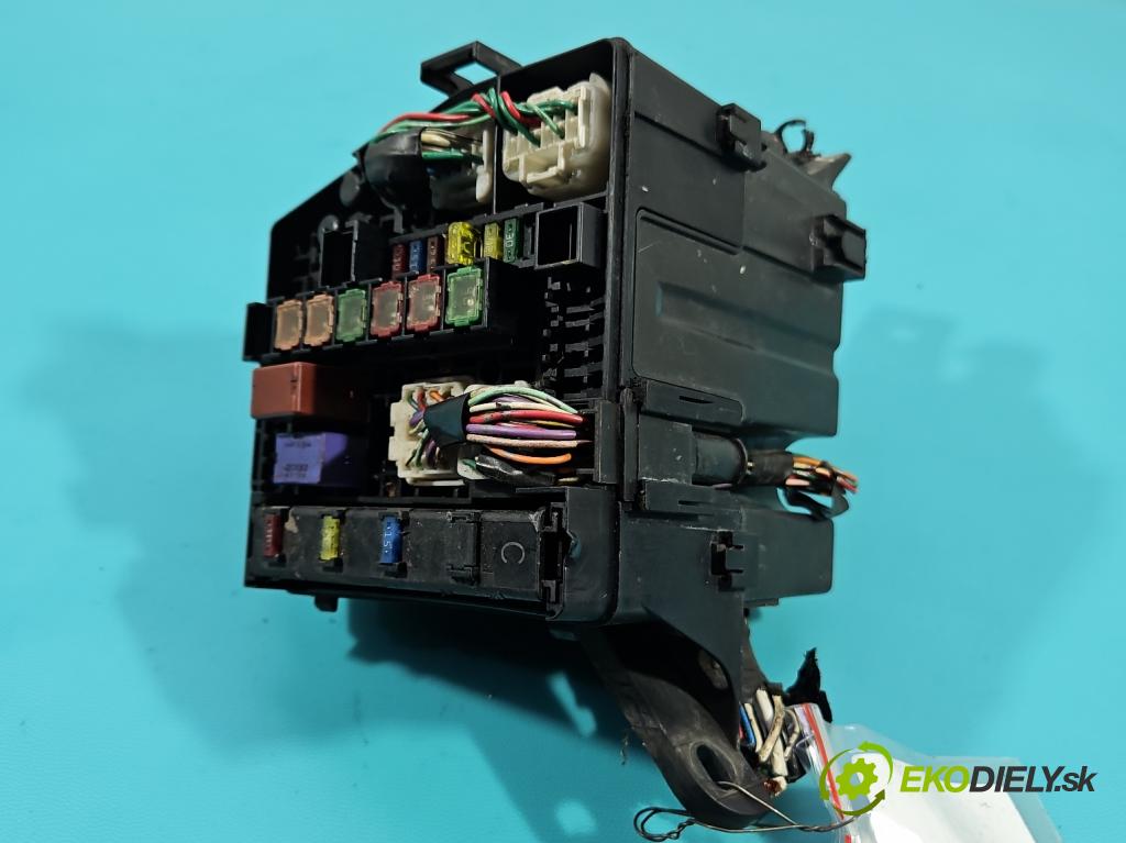 Toyota Yaris II 2005-2011 1.0 vvti 69KM manual 51 kW 998 cm3 5- skříňka pojistková 7178 R0A2 (Pojistkové skříňky)