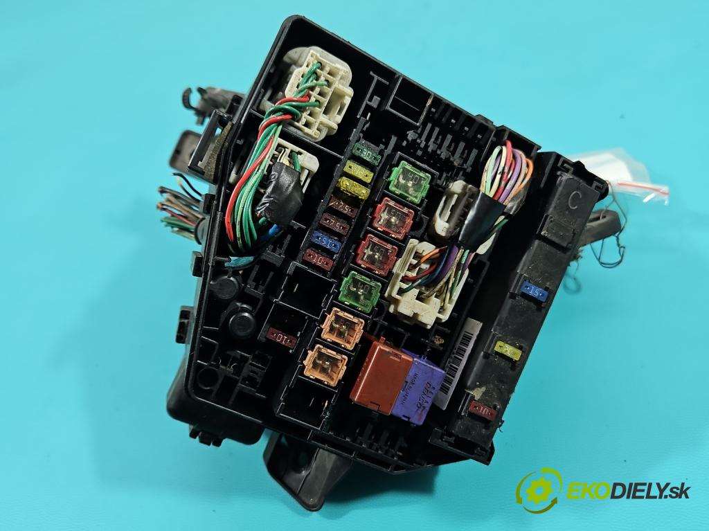 Toyota Yaris II 2005-2011 1.0 vvti 69KM manual 51 kW 998 cm3 5- skříňka pojistková 7178 R0A2 (Pojistkové skříňky)