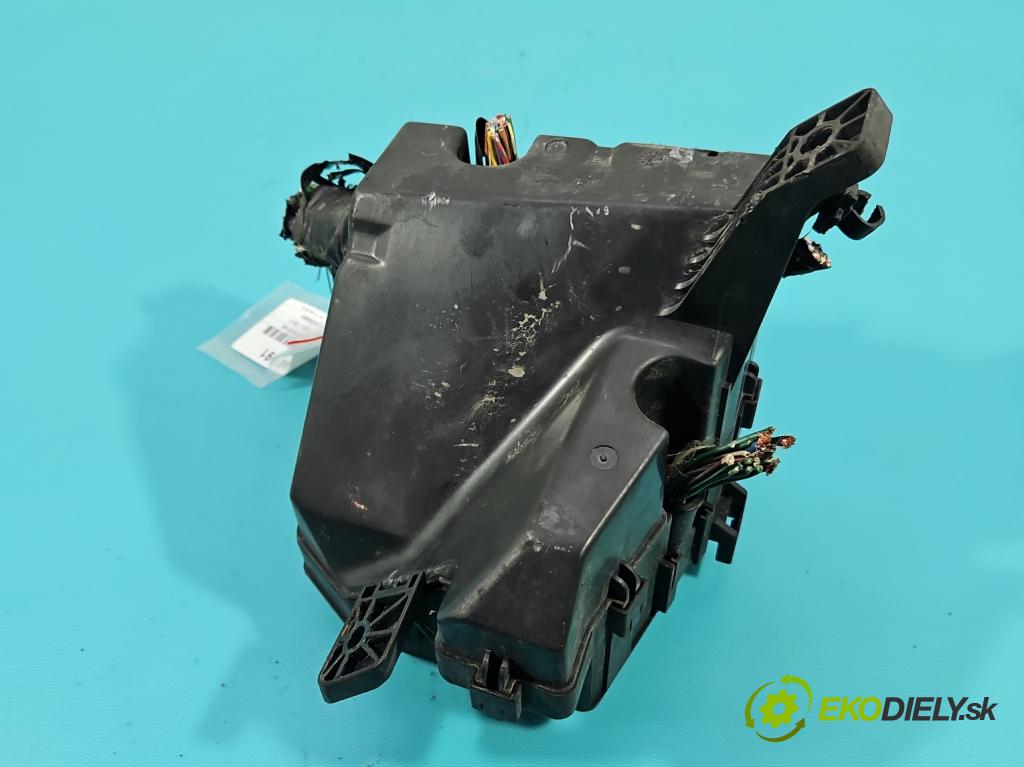 Toyota Yaris II 2005-2011 1.0 vvti 69KM manual 51 kW 998 cm3 5- skříňka pojistková 7178 R0A2 (Pojistkové skříňky)