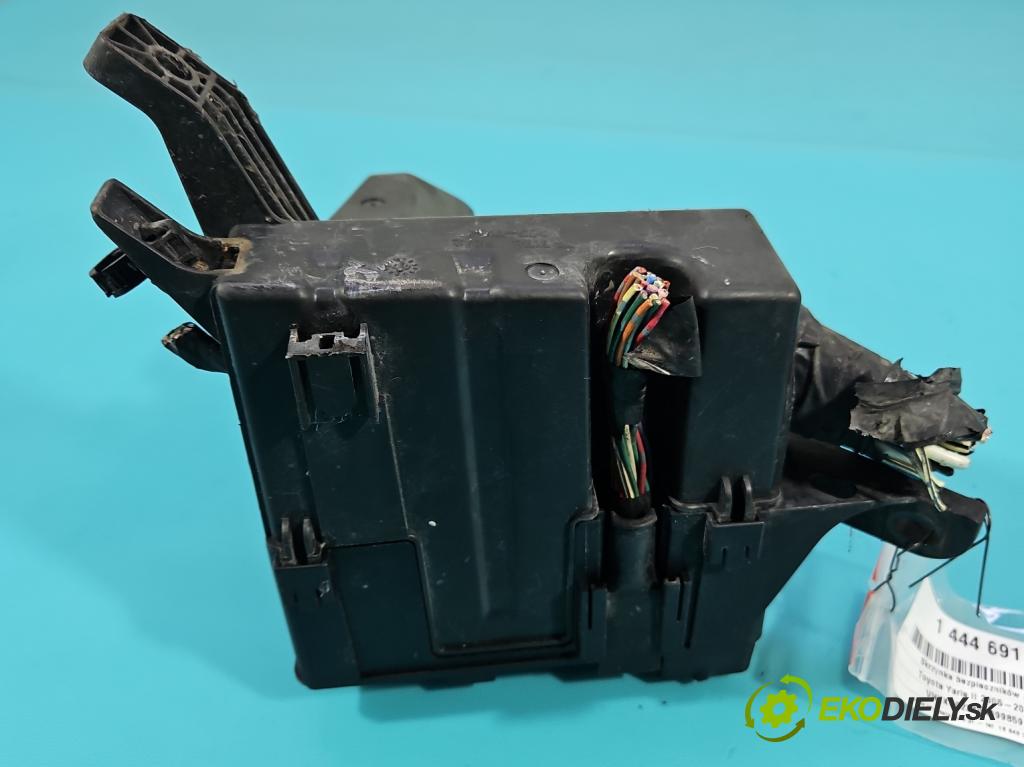 Toyota Yaris II 2005-2011 1.0 vvti 69KM manual 51 kW 998 cm3 5- skříňka pojistková 7178 R0A2 (Pojistkové skříňky)