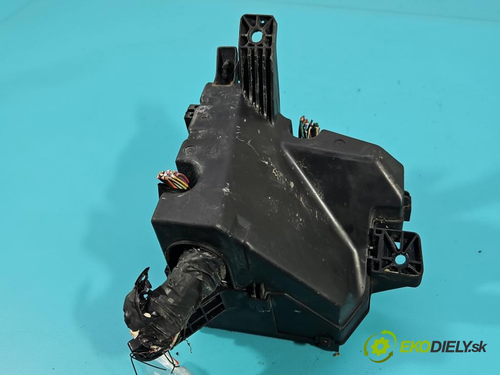 Toyota Yaris II 2005-2011 1.0 vvti 69KM manual 51 kW 998 cm3 5- skříňka pojistková 7178 R0A2 (Pojistkové skříňky)