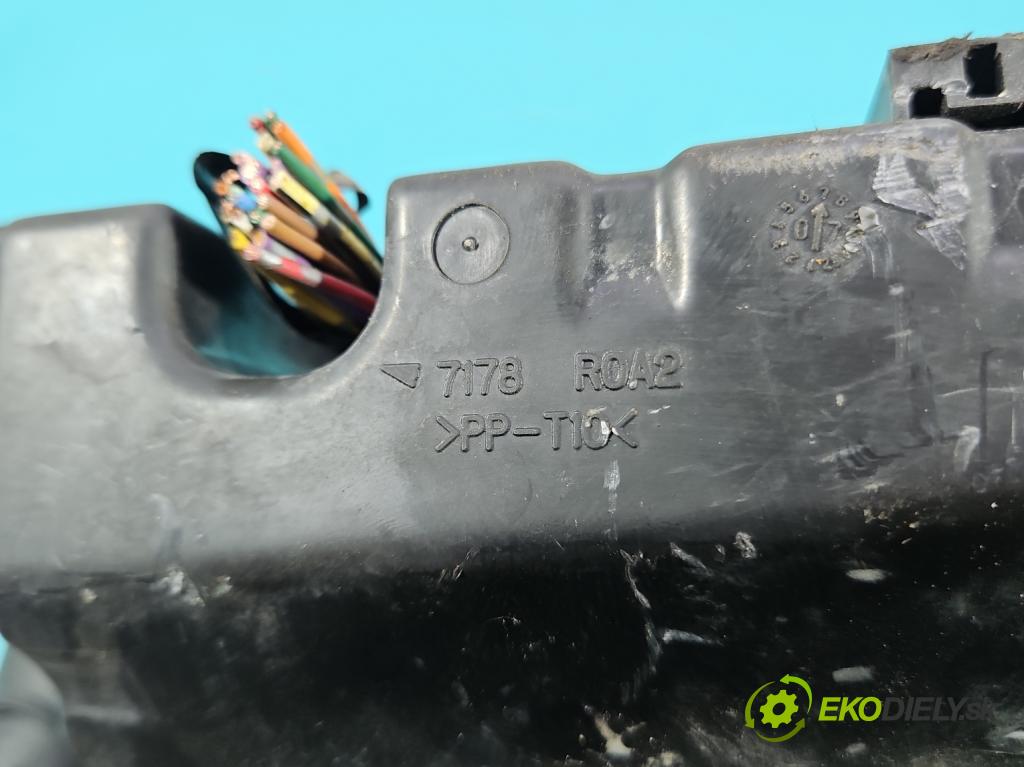 Toyota Yaris II 2005-2011 1.0 vvti 69KM manual 51 kW 998 cm3 5- skříňka pojistková 7178 R0A2 (Pojistkové skříňky)