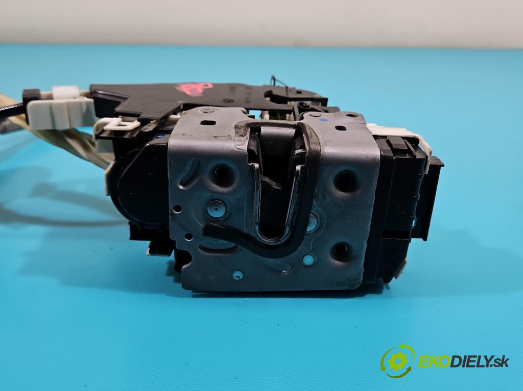 Mercedes E C207/ A207 3.0 cdi 265KM automatic 195 kW 2987 cm3 2- zámok predné pravý A2047203035