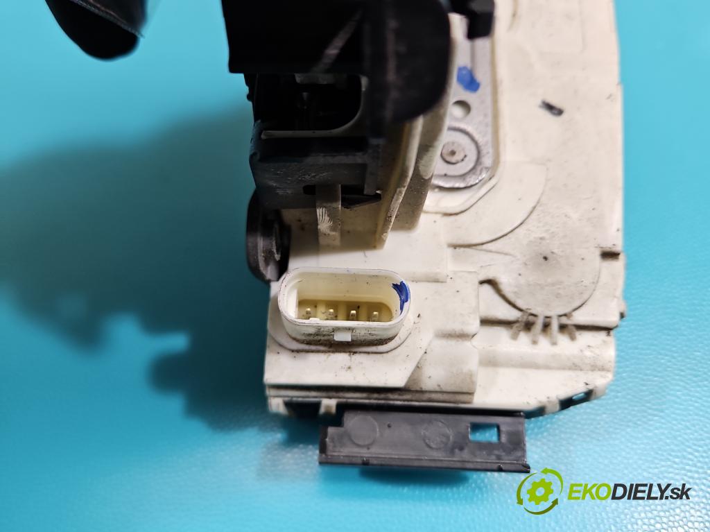 Mercedes E C207/ A207 3.0 cdi 265KM automatic 195 kW 2987 cm3 2- zámok predné pravý A2047203035