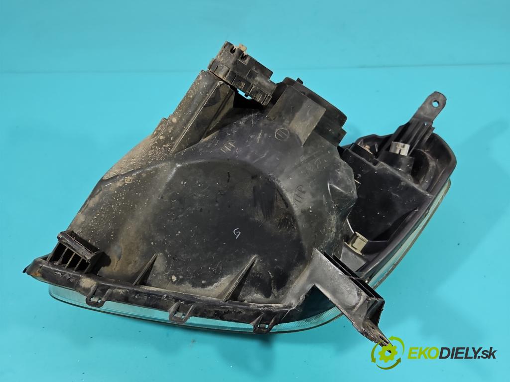 Toyota Rav4 II 2000-2005 2.0 D4D 116 HP manual 85 kW 1995 cm3 5- Reflektor: pravý  (Svetlo predné pravé)