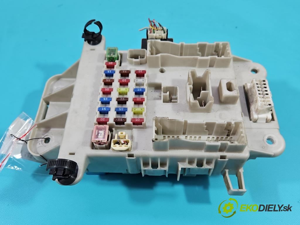 Toyota Rav4 II 2000-2005 2.0 D4D 116 hp manual 85 kW 1995 cm3 5- skříňka pojistková 81980-50030 (Pojistkové skříňky)