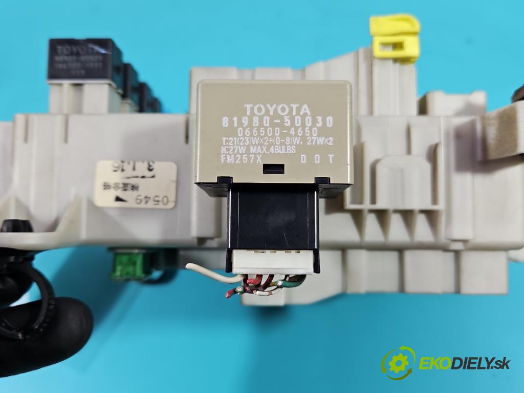 Toyota Rav4 II 2000-2005 2.0 D4D 116 hp manual 85 kW 1995 cm3 5- skříňka pojistková 81980-50030 (Pojistkové skříňky)