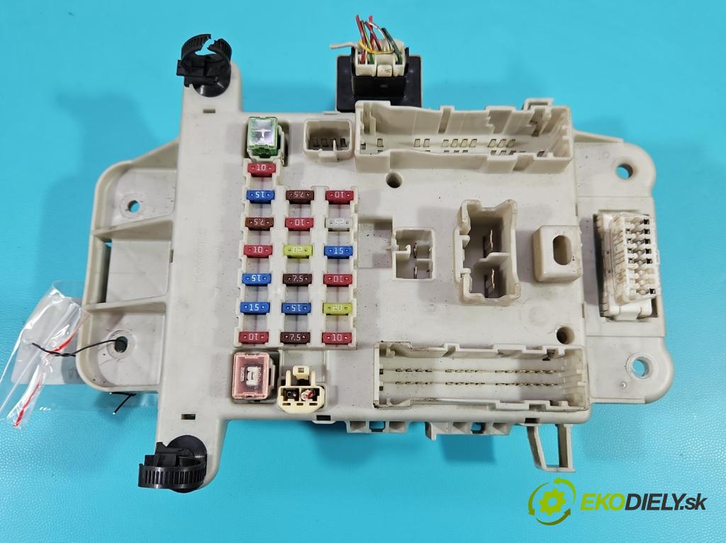 Toyota Rav4 II 2000-2005 2.0 D4D 116 hp manual 85 kW 1995 cm3 5- skříňka pojistková 81980-50030 (Pojistkové skříňky)