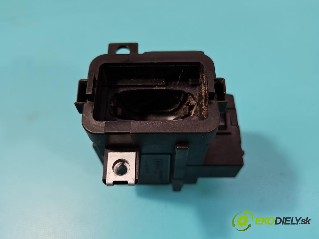 Audi A4 B8 2007-2015 1.8 TFSI 170 HP manual 125 kW 1798 cm3 4- Spínačka 8K0909131D (Spínacia skrinka)