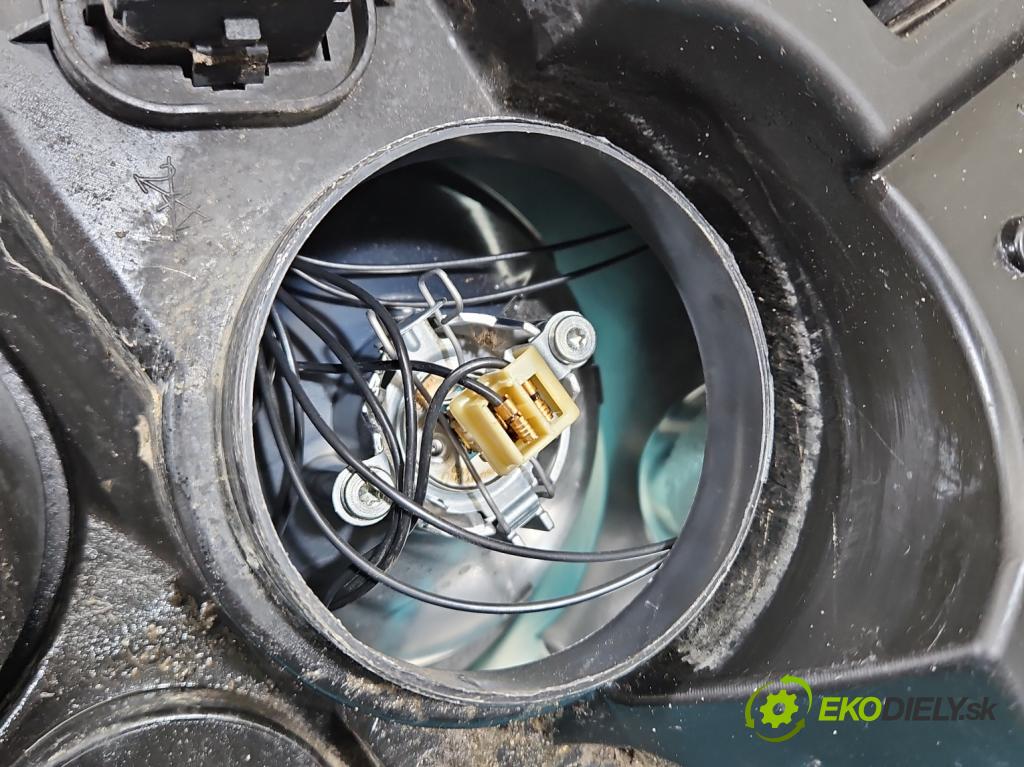 Renault Master III 2010-2019 2.3 dci 101 HP manual 74 kW 2299 cm3 5- Reflektor: pravý  (Svetlo predné pravé)