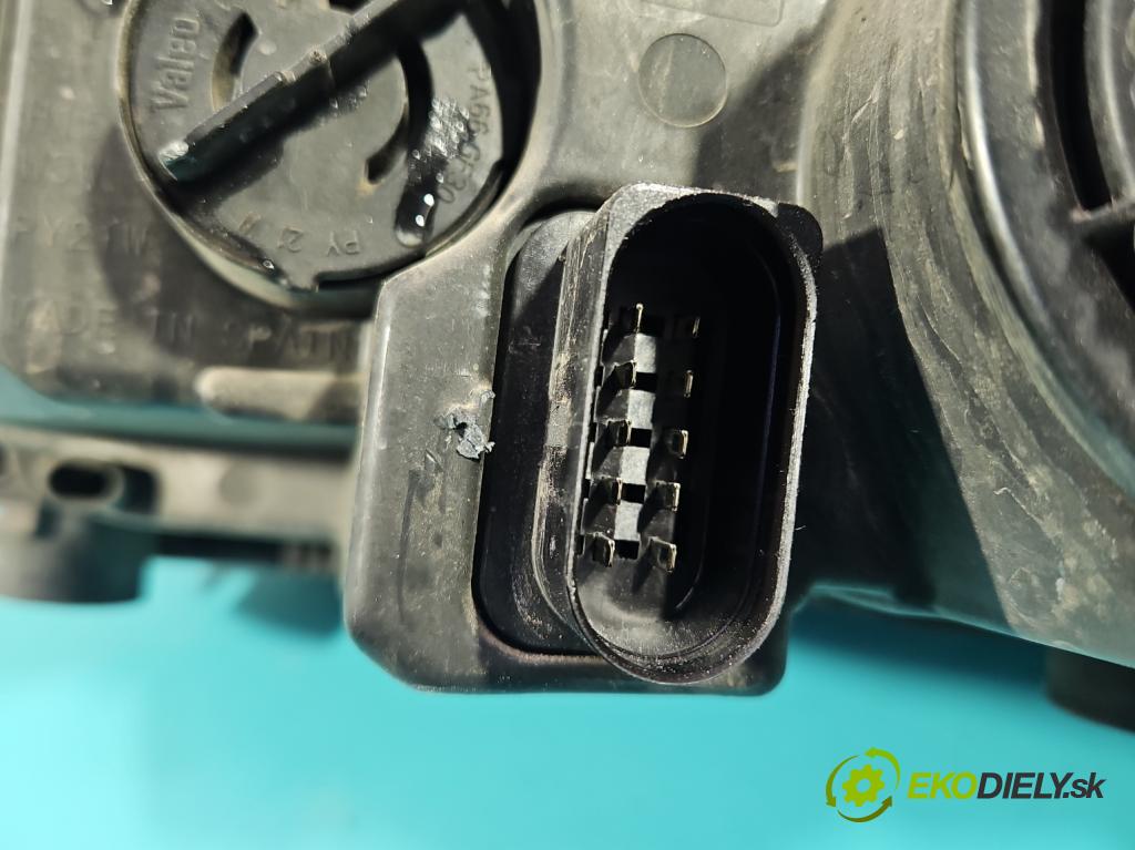 Skoda Rapid 2012-2019 1.2 TSI 86 HP manual 63 kW 1197 cm3 5- Reflektor: pravý 5JB941016 (Svetlo predné pravé)