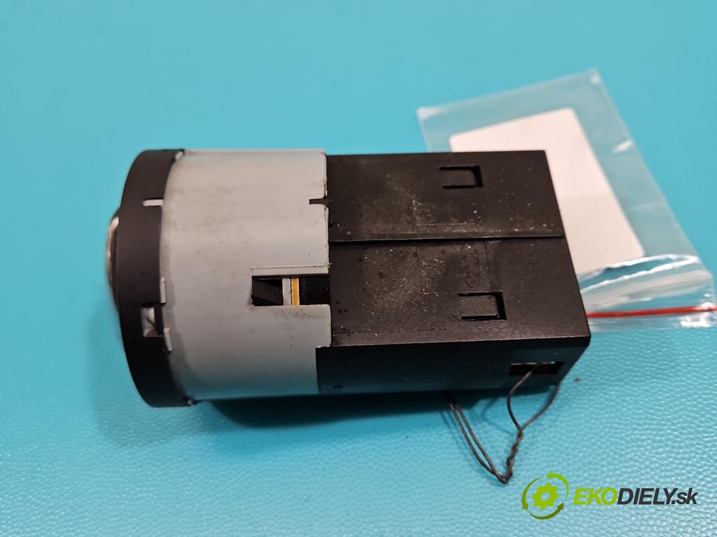 Skoda Rapid 2012-2019 1.2 TSI 86 HP manual 63 kW 1197 cm3 5- prepínač světla: na doska: 5JA941531F