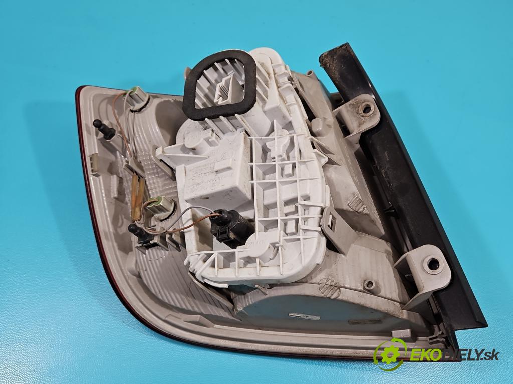 Skoda Rapid 2012-2019 1.2 TSI 86 HP manual 63 kW 1197 cm3 5- svetlo / reflektor zadné pravé  (Kľučka dverí ostatné)