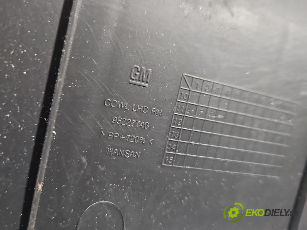 Chevrolet Orlando 2.0 VCDI 163 hp manual 120 kW 1998 cm3 5- torpédo 95216111 (Plast pod čelním sklem)