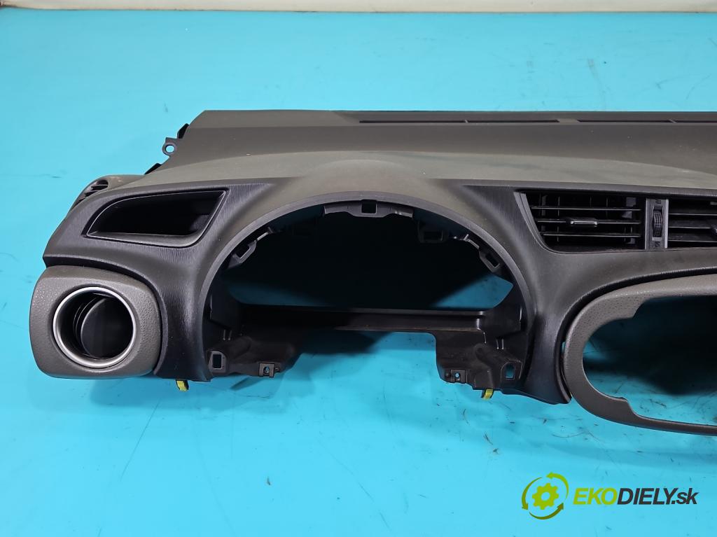 Toyota Yaris III 2011-2020 1.3 vvti 99 HP manual 73 kW 1329 cm3 5- kokpit,pristrojová doska rozdeľovacia