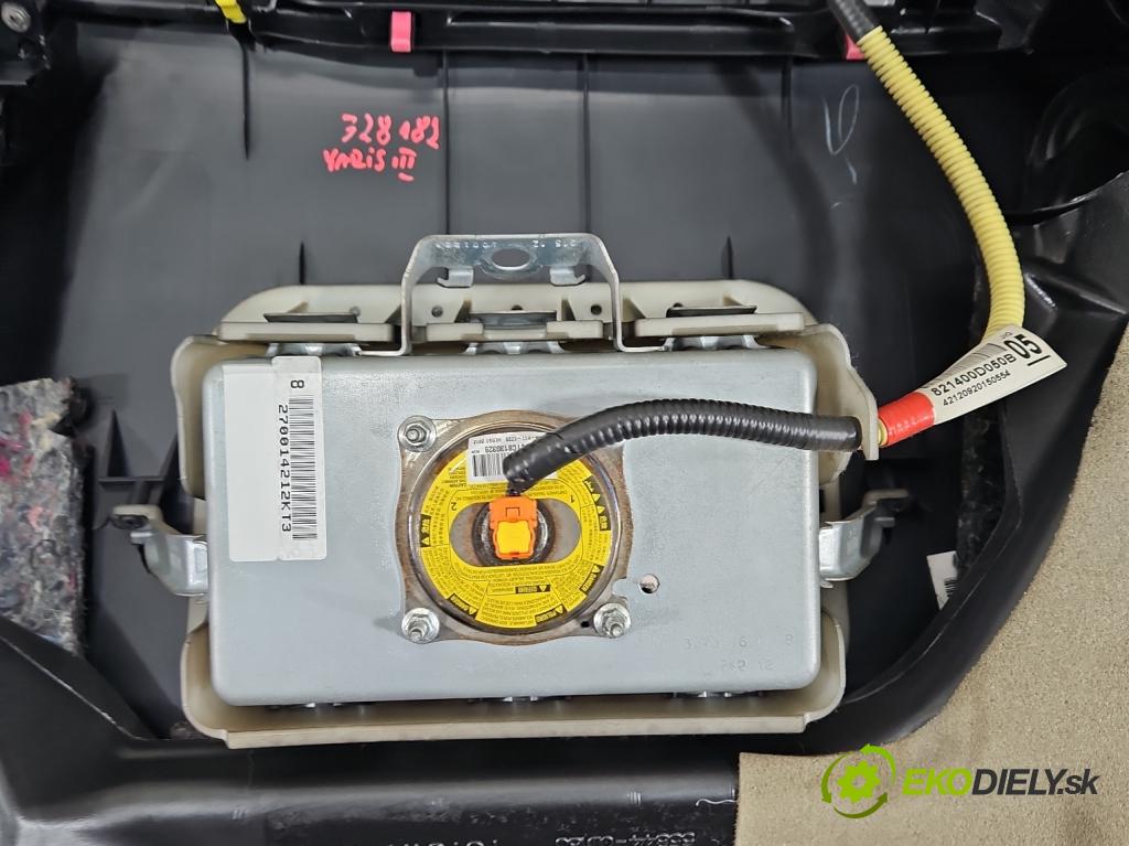 Toyota Yaris III 2011-2020 1.3 vvti 99 HP manual 73 kW 1329 cm3 5- kokpit,pristrojová doska rozdeľovacia
