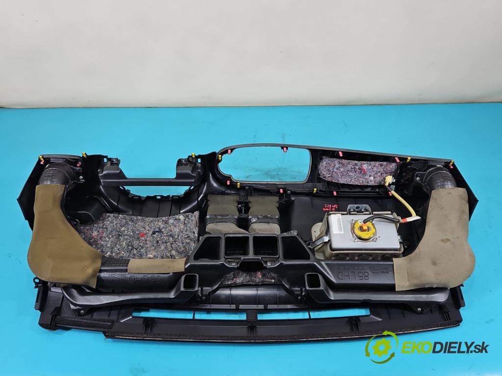 Toyota Yaris III 2011-2020 1.3 vvti 99 HP manual 73 kW 1329 cm3 5- kokpit,pristrojová doska rozdeľovacia