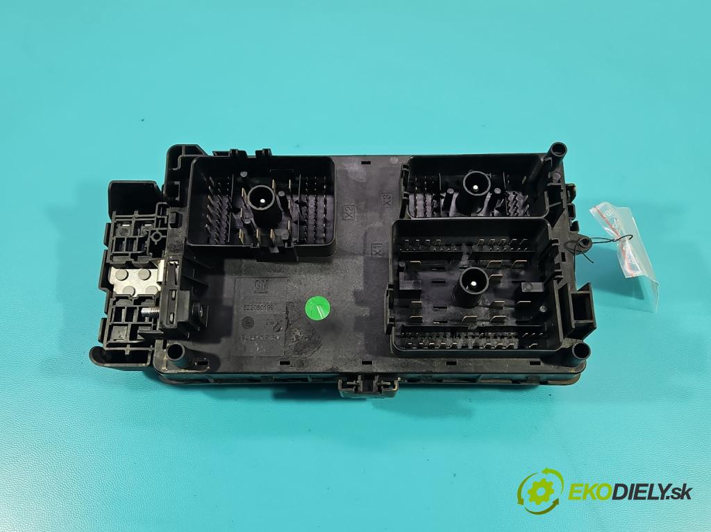 Opel Insignia A 2008-2017 2.0 cdti automatic 143,1 kW 1956 cm3 5- skrinka poistka 13255300 (Poistková skrinka)